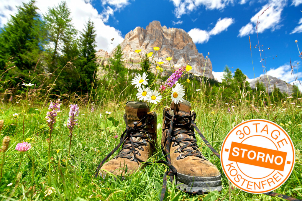 Pause bei der Bergwanderung, Wanderstiefel mit Blumen