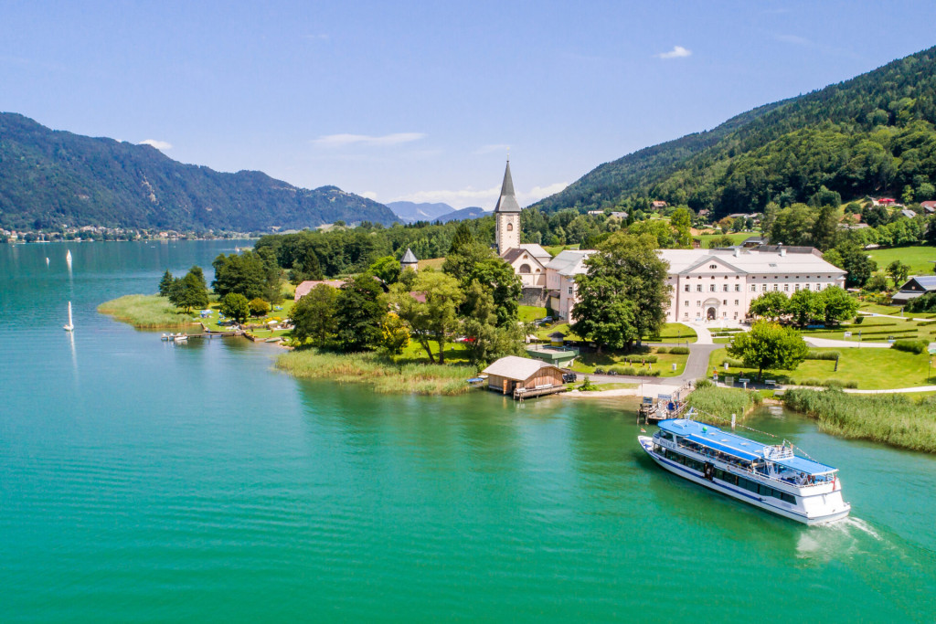 Luftbild vom Ossiacher See und Ossiach bei Villach